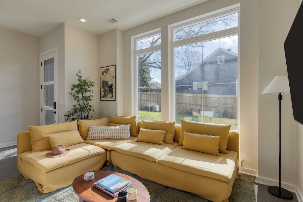 Sleeps 16 2 Modern Townhomes, Minutes to Broadway Lischey & 98 Degrees