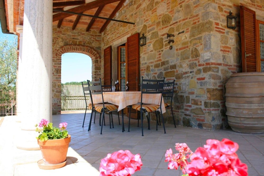 Stunning private villa for 8 guests with private pool, WIFI, TV, terrace, pets allowed and parking