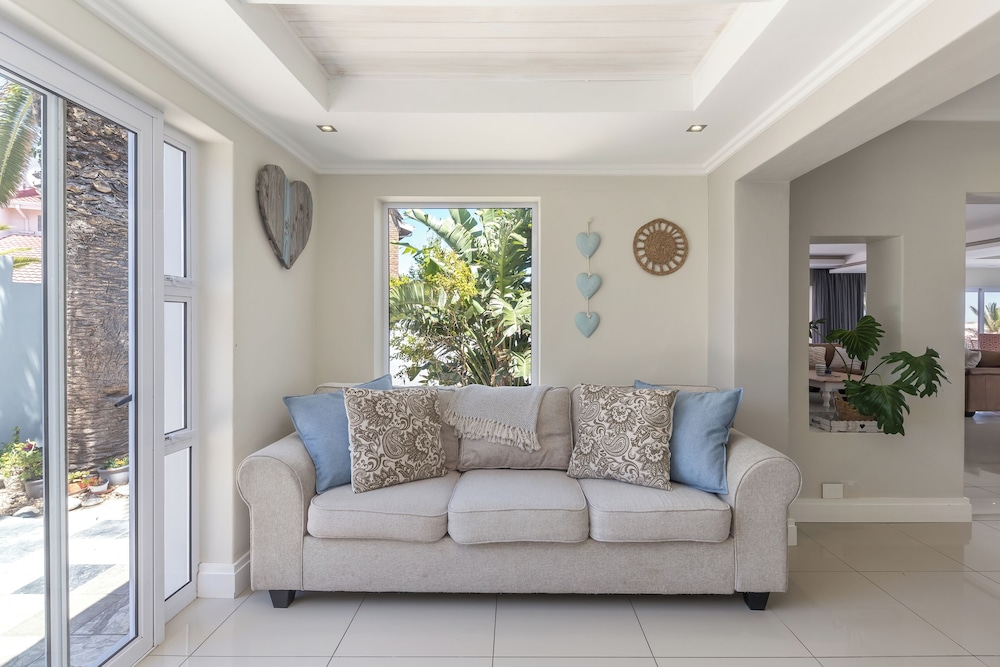 Beachfront, Private Pool, Pizza Oven, Pool Table, Fast Internet, Family Friendly