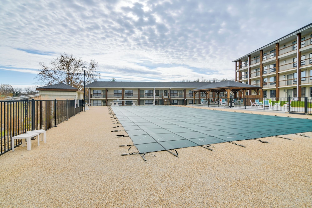 Walk to Branson Landing! Condo w/ Community Pools