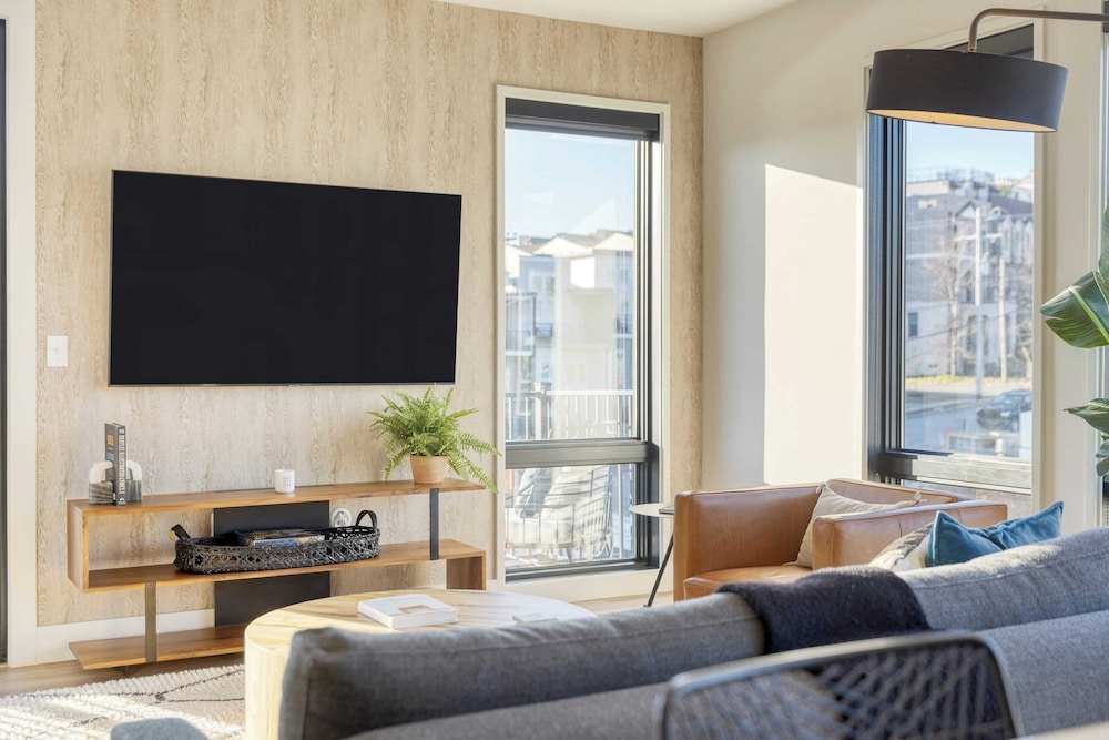 2 Units in Walkable Midtown Location, Gym+pool Honkey-tonk & Muse by Avantstay