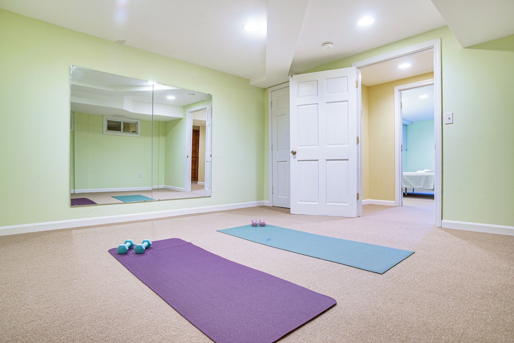 Ping-pong & Backyard: Spacious Chatham Retreat