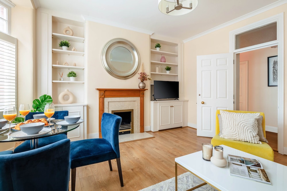 Stylish 3BR 2BA in Mayfair by Hyde Park