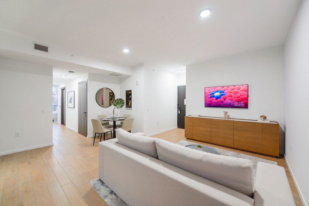 Studio with a City View Near Bayside