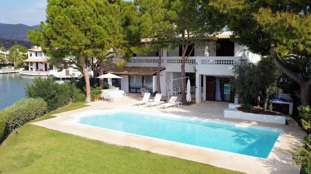 Perfect Seaside Villa Large Pool Boat Dock