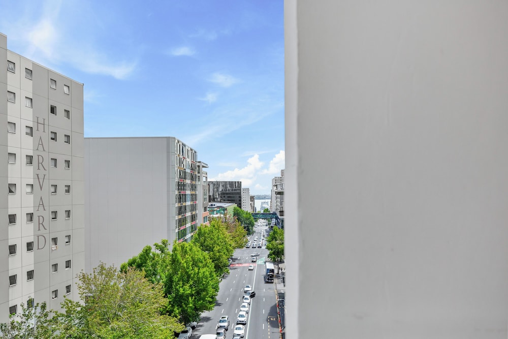 2BR Apt with Parking in Prime Spot Zodiak Stays