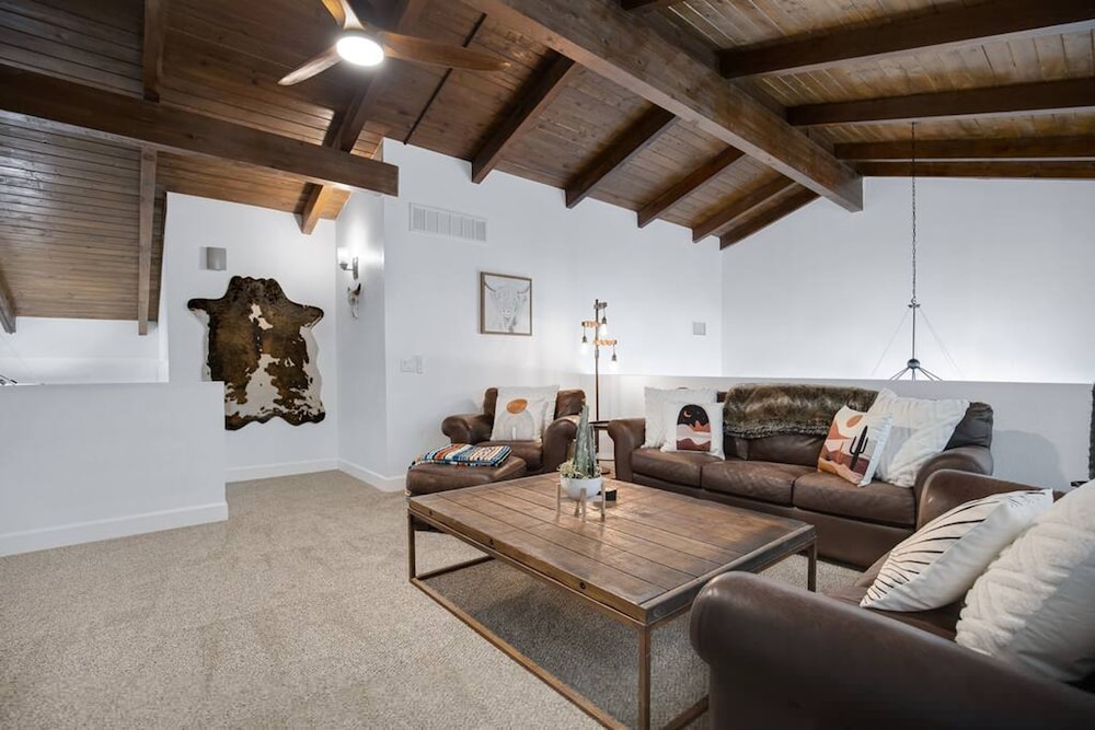 Huge Golf Course Home-free Heated Pool Theatre Gym