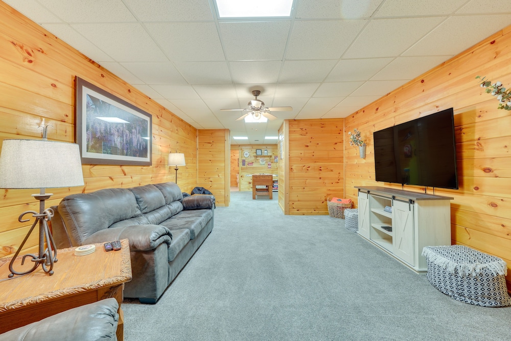 Hot Tub & Game Room: Blue Ridge Getaway