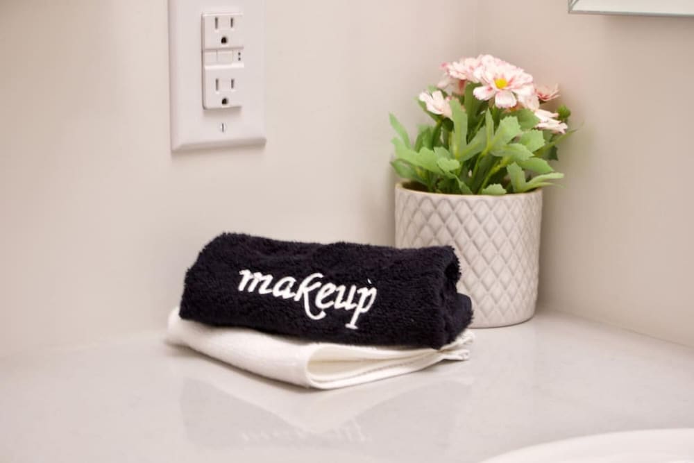 Gorgeous Modern 2BD Condo Heart of Wpg Location - Image 5