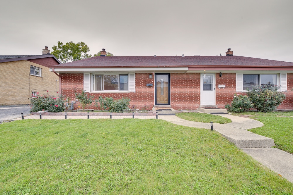 Fenced Backyard: Family Getaway in Des Plaines! view 3