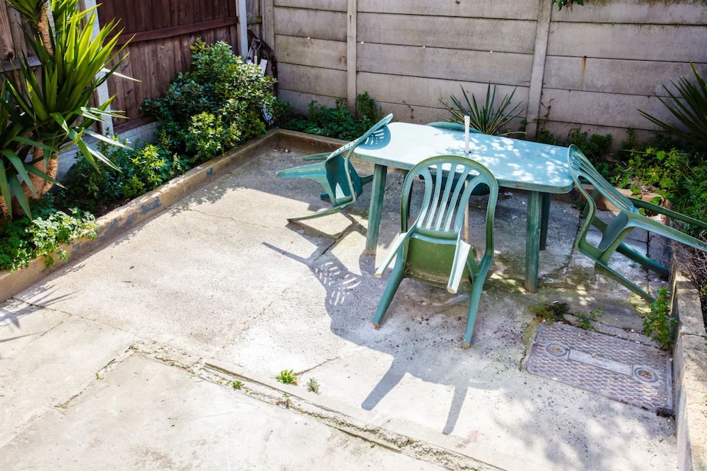 Stylish 4BD House With Private Garden - Stratford
