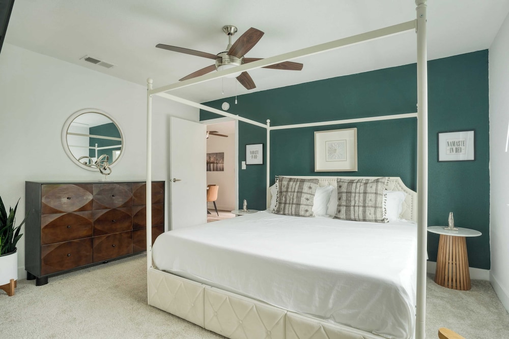Austin Escape, Prime Location + Shared Yard Oasis Fairlawn Buyout by Avantstay