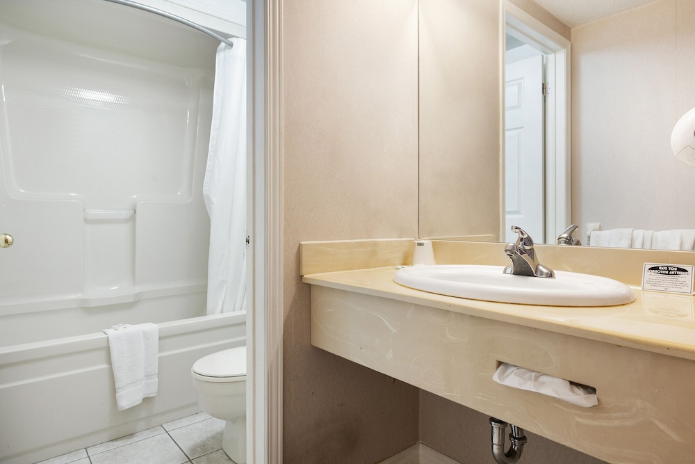 Cornwall Vacations - First Canada Inn Cornwall - Property Image 1