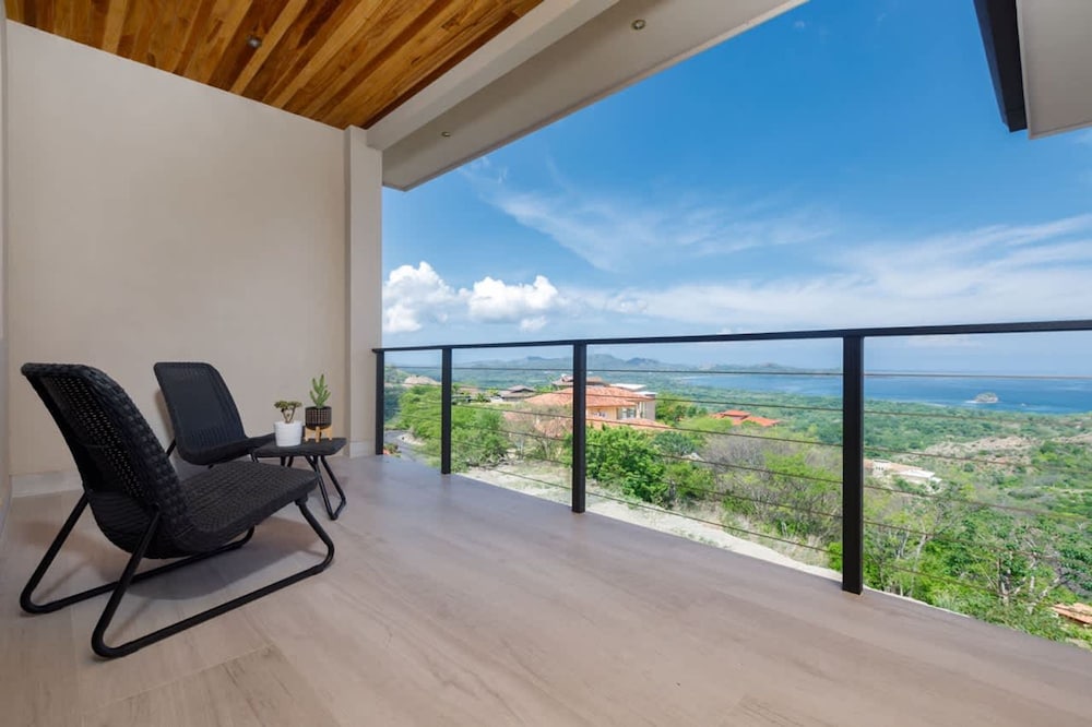 w Breathtaking 9BR Villa in Costa Rica