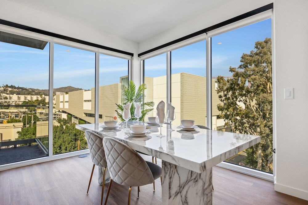 Luxury 2BR Hollywood Sign View by Oneluxstay