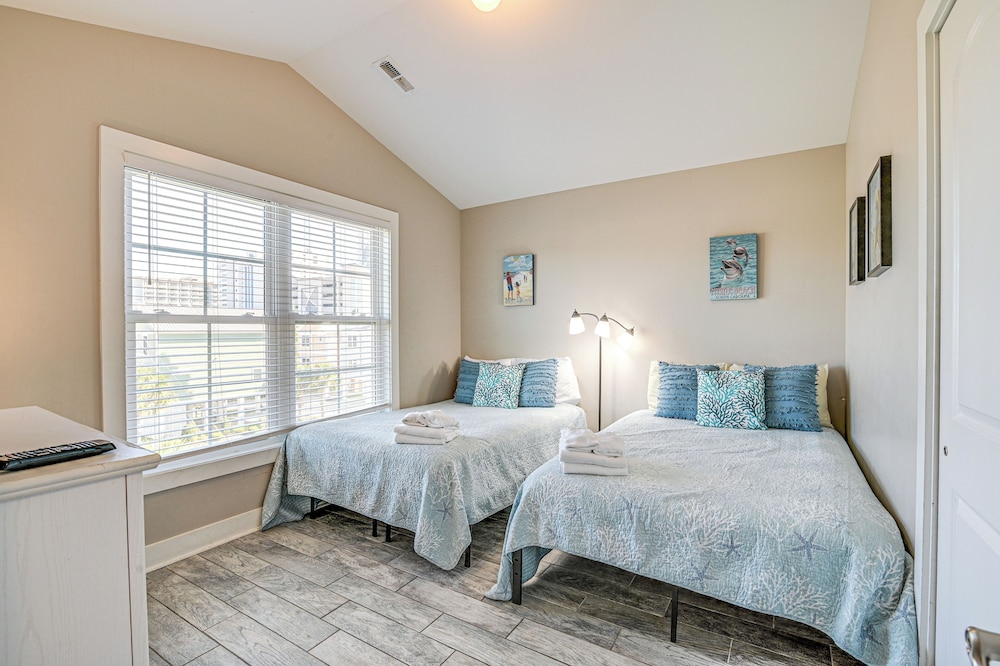 Walk to Shore: Myrtle Beach Home w/ Pool Access!