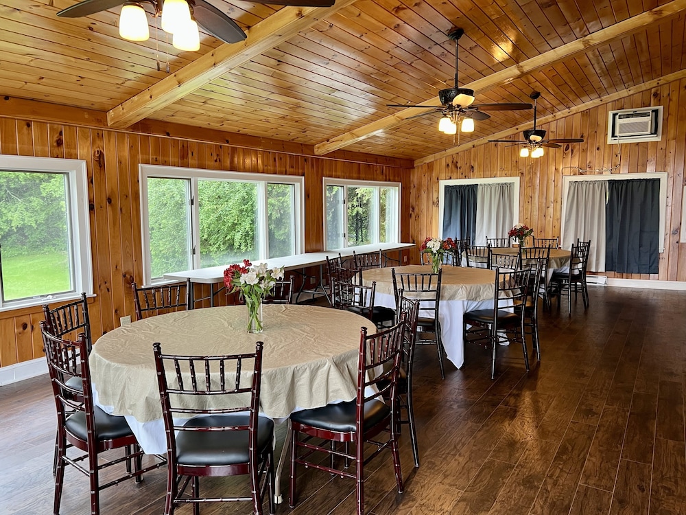 Valcour Inn & Boathouse