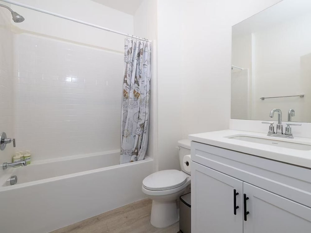 Near ONT Modern Designer Stay Bright Chic Spacious