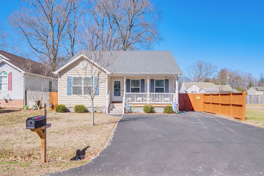 1 Mi to Colonial Beach Boardwalk: Home w/ Fire Pit