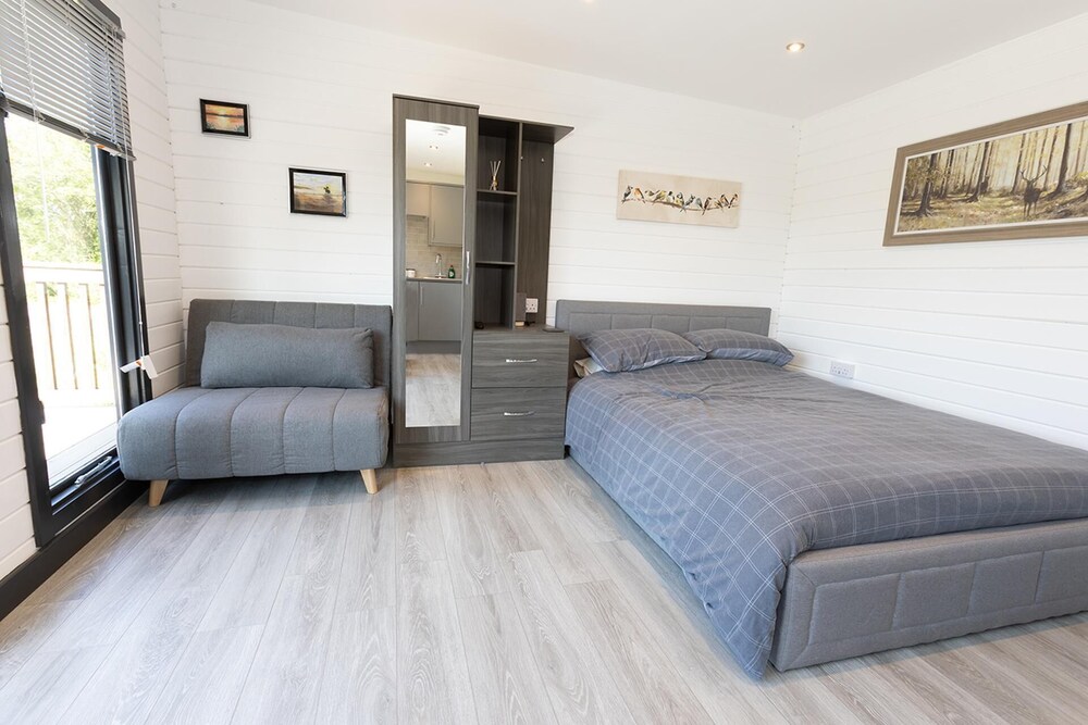 Beautiful Open Plan Lakeside Lodge in Shearsby view 5