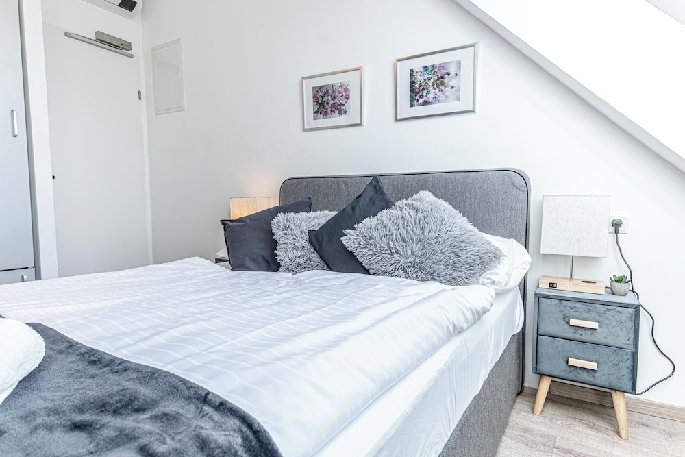 Stunning 12BR Floor For 24 People