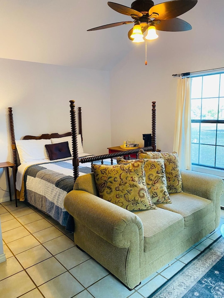 The Crossroads Inn - Property Image 18