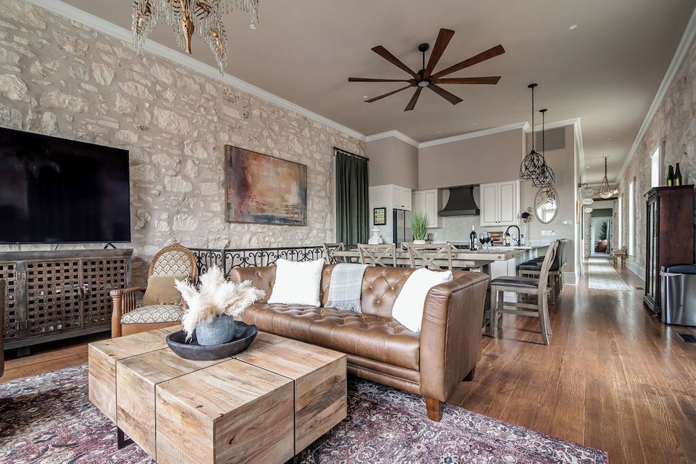 The Bank on Main St - Historic Luxury Suite W/rooftop Deck Overlooking Main Street