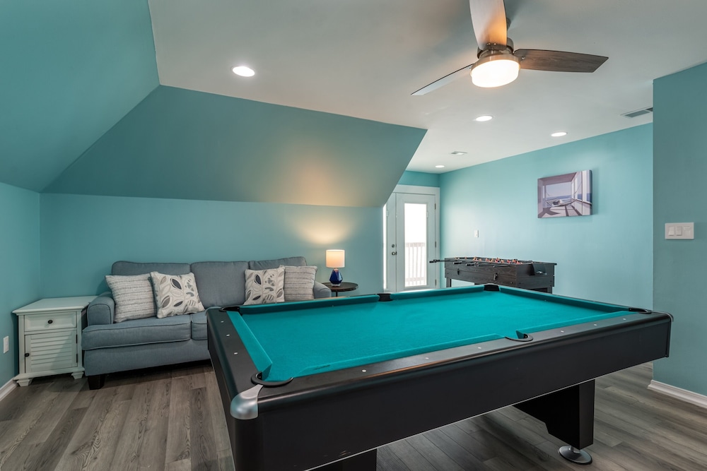 Strand Castle - Gulf Front! An Ideal Layout With Game Room, Small Private Pool, And Roof Top Crow's Nest! 4 Bedroom Home by RedAwning view 4