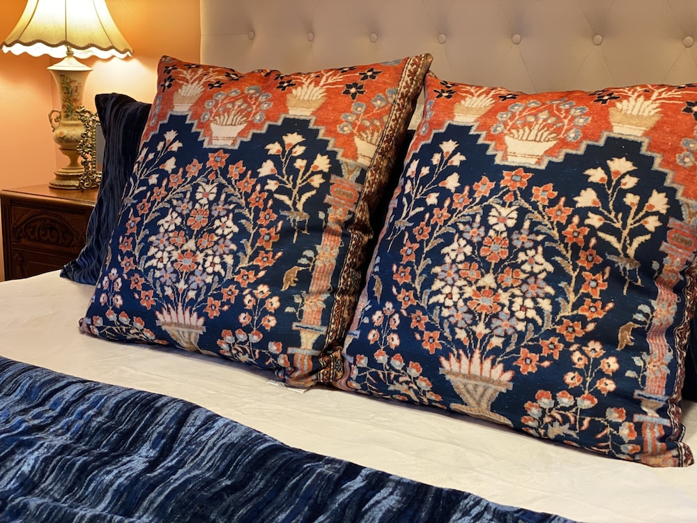 Vineyard Mansion & Carriage House Bed & Breakfast