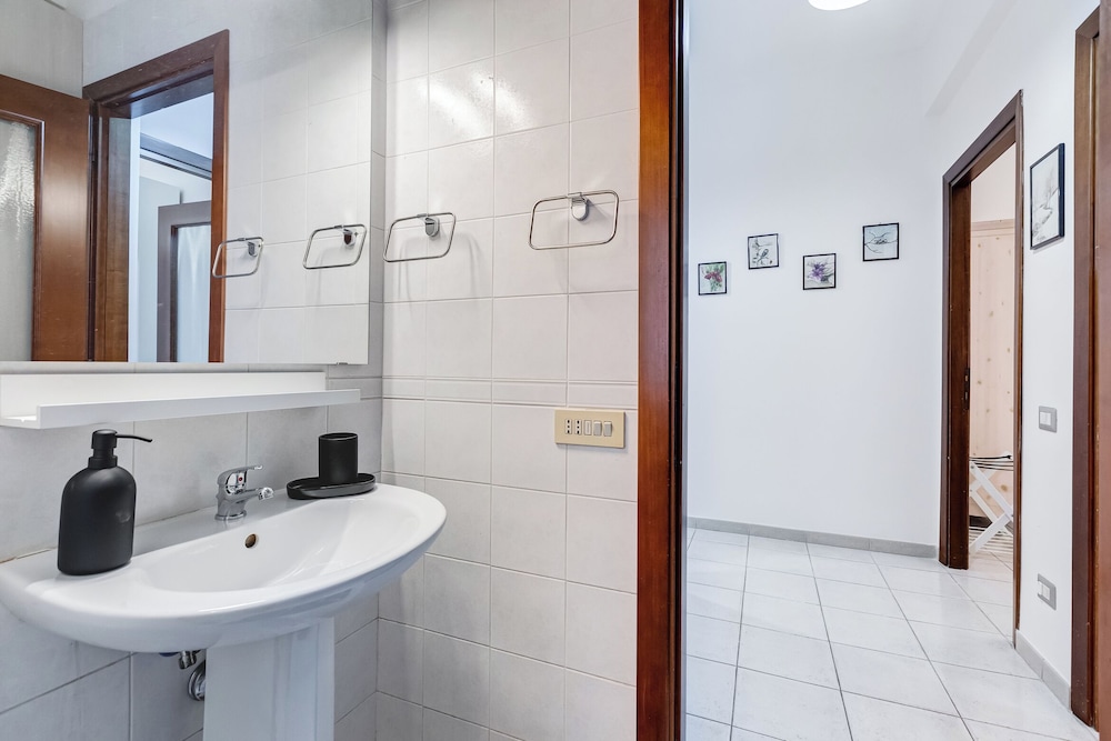 Cozy 2-Bedroom Flat with Balcony