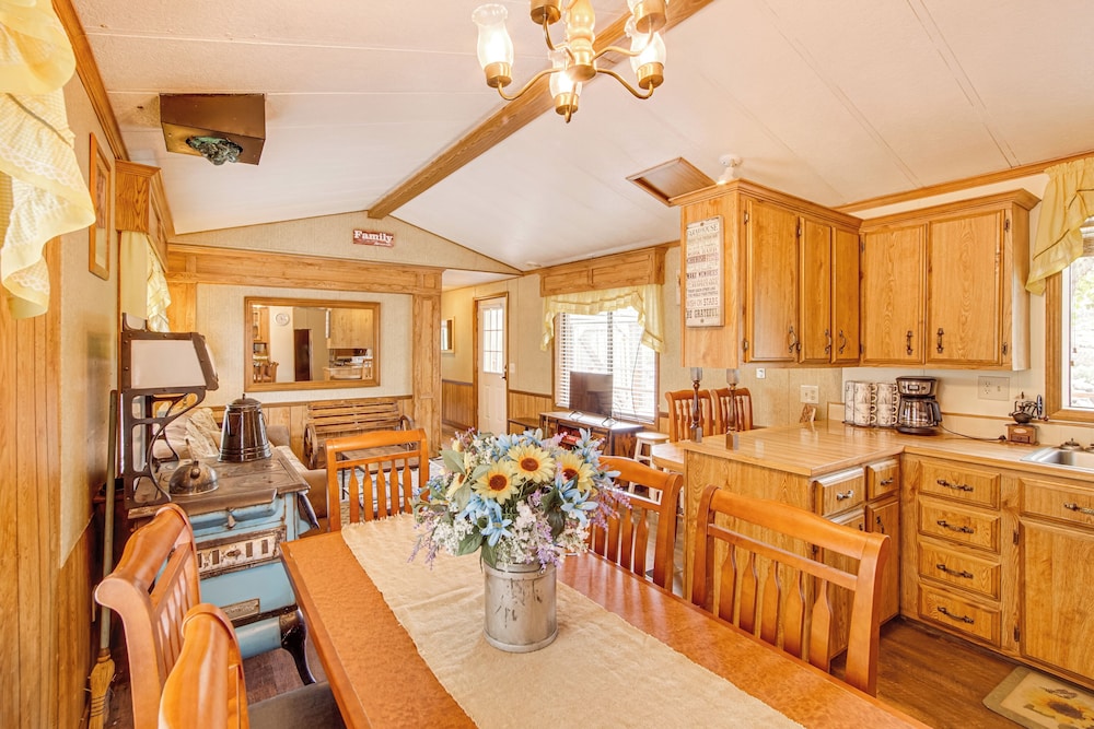 Creekside Cabin w/ Deck & Views in Panguitch!