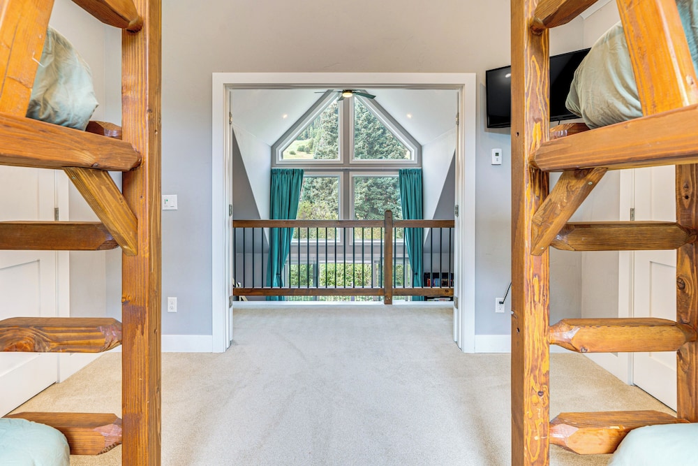 Ski-in/ski-out Gemini Lift Access! Home w/ Hot Tub