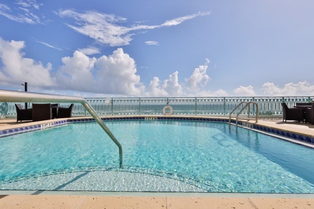 Oceanfront Condo With Beautiful Views 2 Bedroom Condo