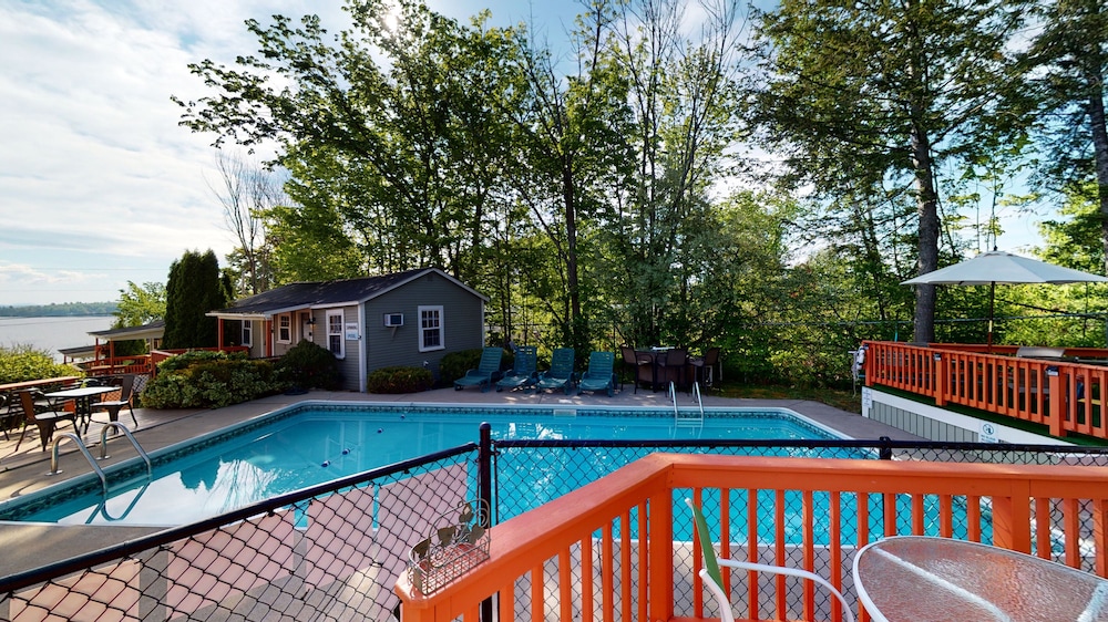 Lakeview House & Cottages
