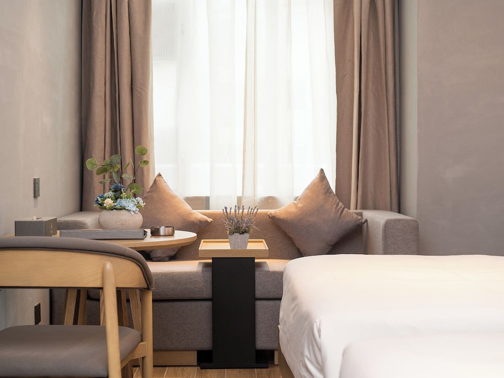Trendy Romantic Hotel Guangzhou Panyu Qiaonan Aoyuan Plaza Branch - Free Deliver Service to Canton Fair Complex During Canton Fair Period