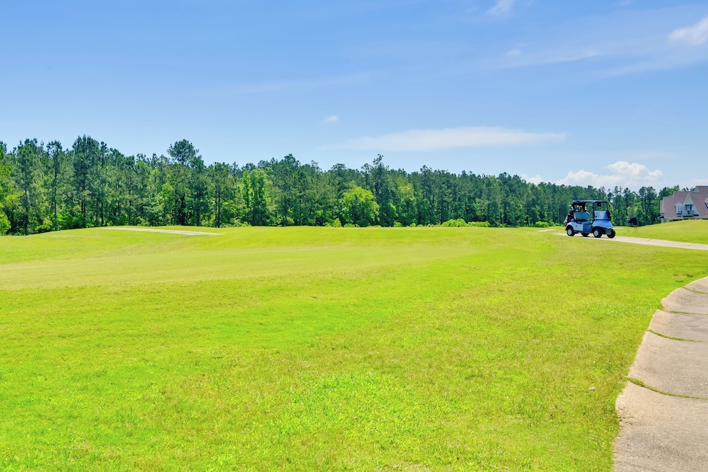 Springfield Studio Rental w/ Golf Course View!