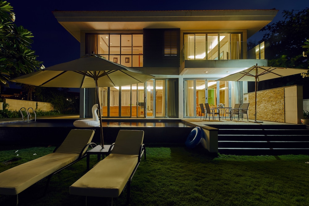 Vacation Homes Pool Villa