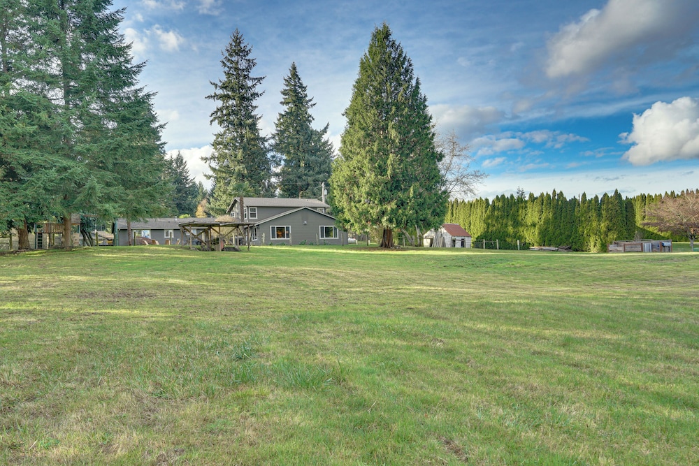 Fire Pit, Chic Deck! Family-friendly Puyallup Home