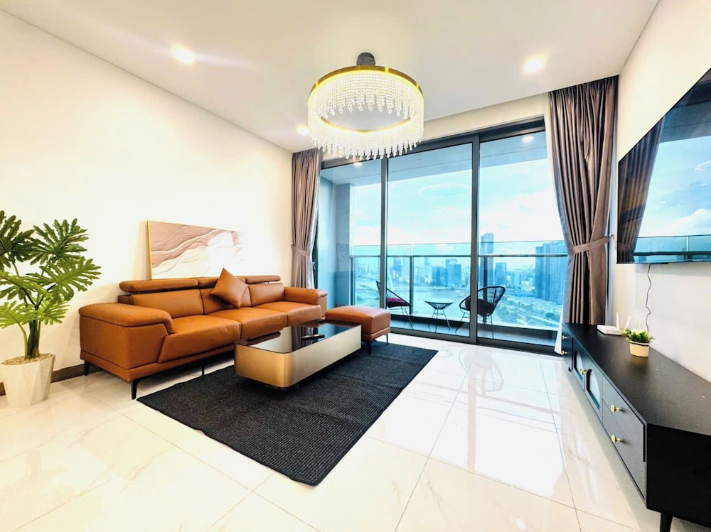 Skyway White & Silver Riverside Resident - Binh Thanh, HCM