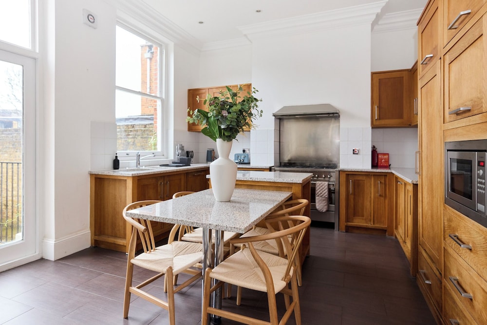The Hampstead Getaway - Charming 5bdr Home With Conservatory