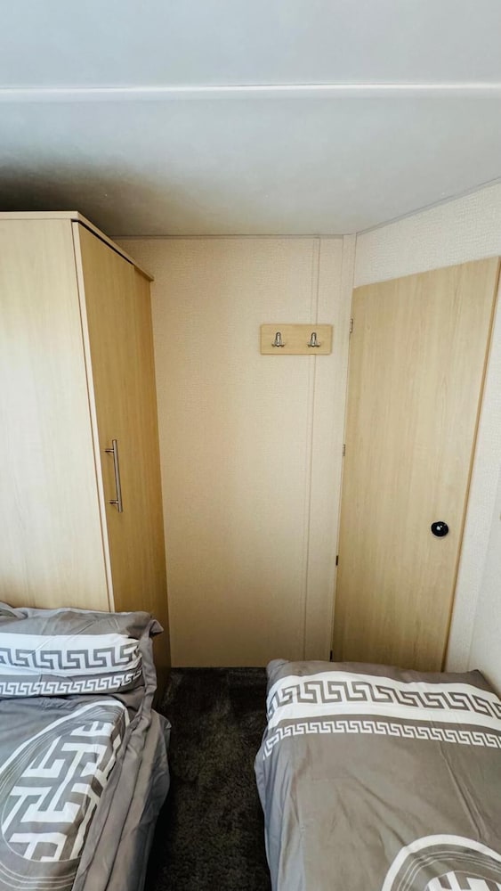 3-bed Carvan, Sleeps 6, Pets & Parking view 5