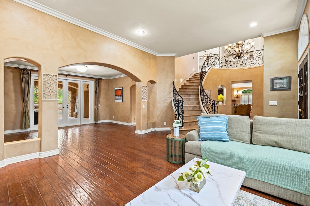 Elegant Villa Retreat Pool Garden Alfresco Lounge