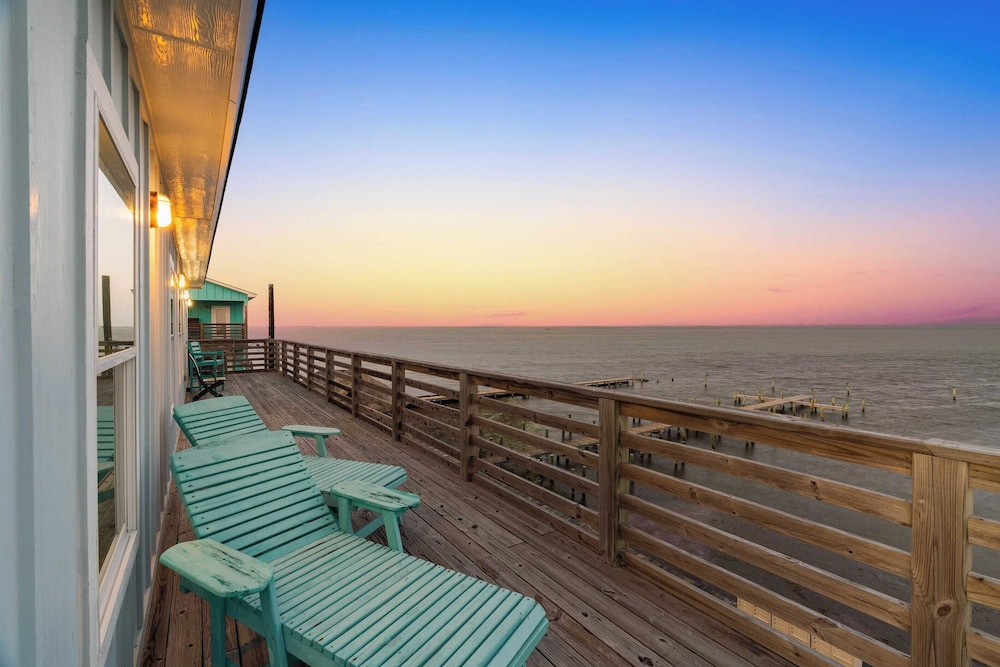 Laguna Sunrise Water Views, Private Pool + Minutes to Padre Island & Beaches