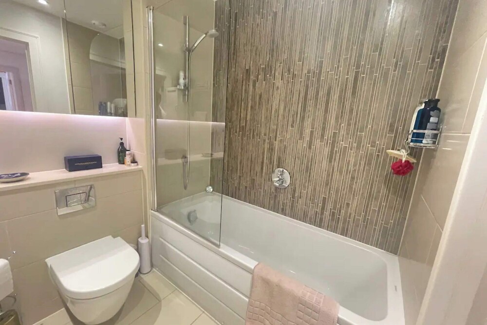 Chic 2BD Flat With Private Balcony - Greenwich
