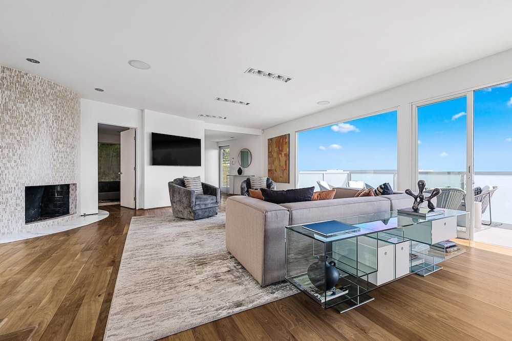 Belle Horizon - Modern Villa With Expansive Balcony and Views