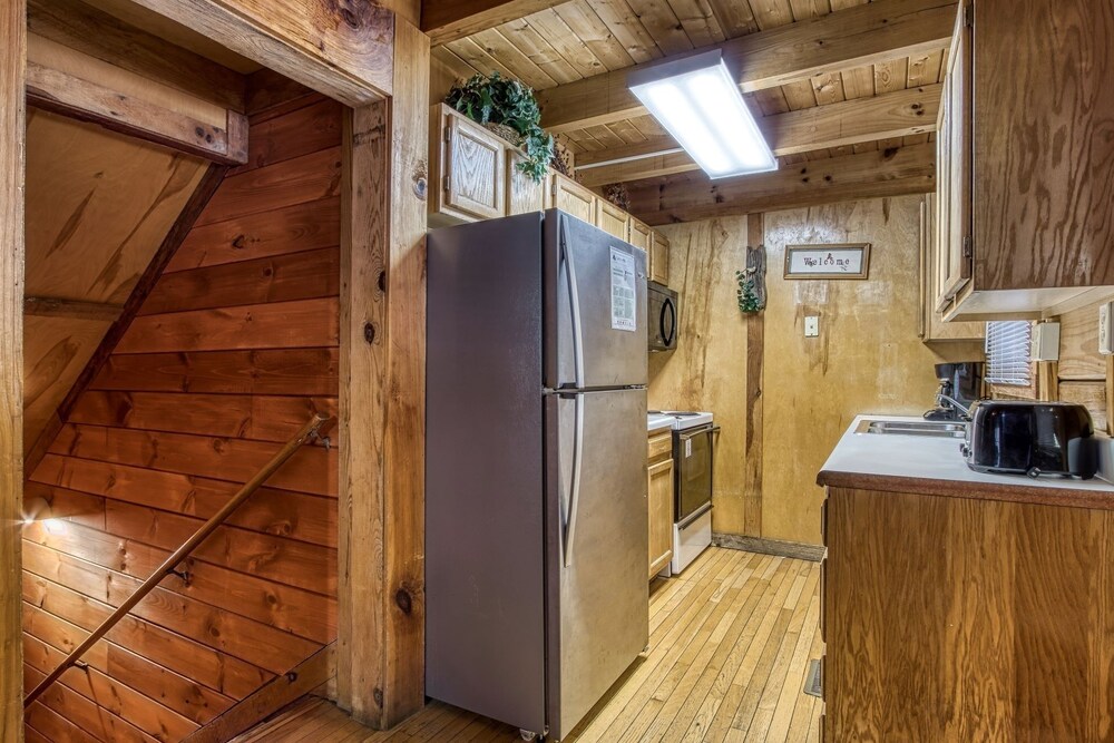 ER23 - Smoky Memories Great Location - Close To Town! 3 Bedroom Cabin by RedAwning view 4