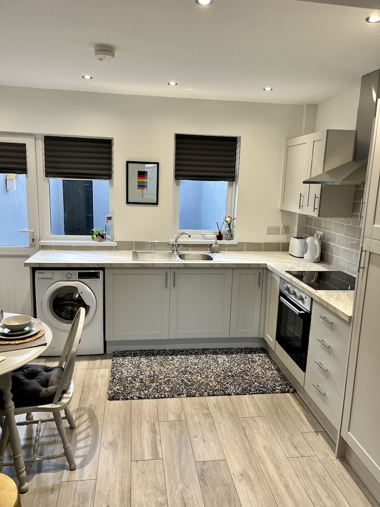 Cosy 2-bed House Close to Belfast City Centre view 4