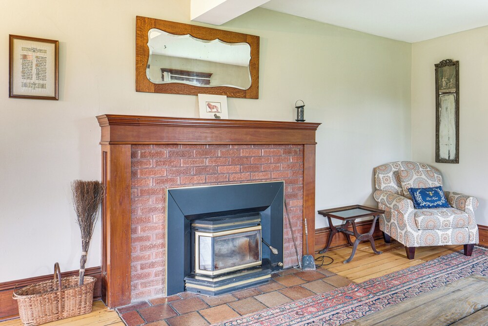2 Mi to Chardon Square: Spacious Farmhouse