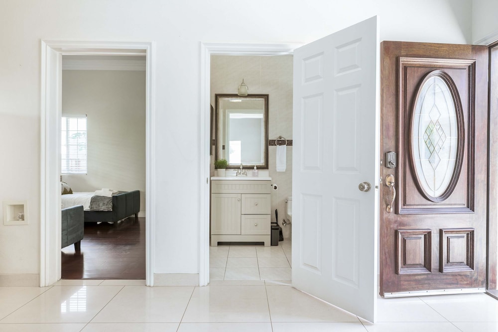 Elegant Retreat Modern Comforts, Prime Location