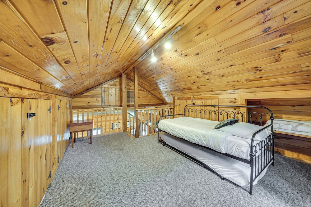 3 Mi to Beavers Bend State Park: Hot Tub Hideaway!
